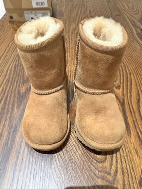 UGG Kids Chestnut Shearling-Lined Classic Boots size 7